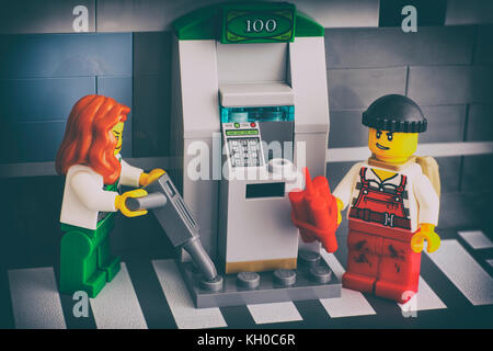 Tambow, Russische Föderation - Juni 03, 2017 lego Diebe atm brechen. Studio gedreht. Stockfoto