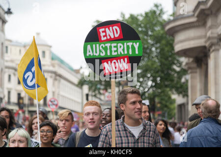 Die Demonstranten, die gegen die Sparmaßnahmen, Plakate und Banner abgebildet sind, die an eine anti-sparmassnahmen März und Demonstration im Zentrum von London. Stockfoto