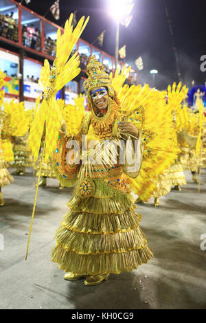 Eine Samba-Tänzerin bei der Parade der Samba-Schule Beija-Flor beim Karneval in Rio 2014. Brasilien 03.03 2014. Stockfoto