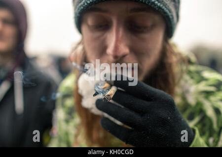 Licht auf: Raucher genießen Marihuana bei der Pro Cannabis Rally im Hyde Park in London. GROSSBRITANNIEN 20/04 2014. Stockfoto