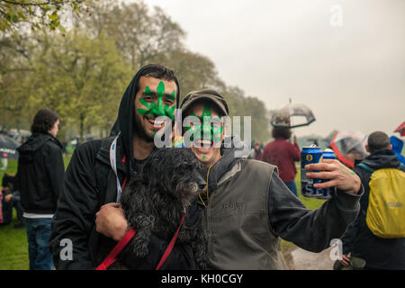 Schlechtes Wetter und viel Regen haben die Leute nicht davon abhalten, sich zu versammeln und eine tolle Zeit bei der Pro Cannabis Rally 2014 Feier im Hyde Park, London zu haben. GROSSBRITANNIEN 20/04 2014. Stockfoto