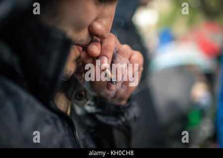 Licht auf: Raucher genießen Marihuana bei der Pro Cannabis Rally im Hyde Park in London. GROSSBRITANNIEN 20/04 2014. Stockfoto