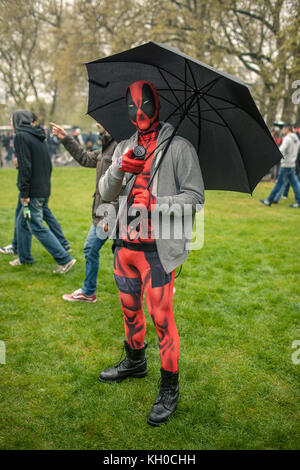 Ein Mann trägt ein Superhelden-Kostüm bei der jährlichen Cannabis Rally 2014 in London. GROSSBRITANNIEN 20/04 2014. Stockfoto