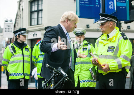 Der Bürgermeister von London, Boris Johnson, trifft einen Polizisten, um mehr darüber zu erfahren, wie sie daran arbeiten, die Einstellung der Menschen zur Straßenverkehrssicherheit zu ändern. UK 27/05 2014. Stockfoto