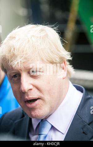 Der Bürgermeister von London, Boris Johnson, schließt sich der Metropolitan Police bei der „Operation Safeway“ an, die Ende letzten Jahres als Reaktion auf eine Reihe tragischer Radfahrer und Fußgänger auf Londons Straßen gestartet wurde. UK 27/05 2014. Stockfoto