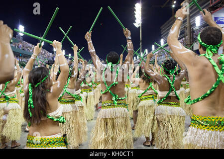 Tausende von Teilnehmern tanzen im Rhythmus der Karnevalsschläge während der Sambaschule Império de Tijuca Parade am Sambodromo beim Karneval von Rio 2014. Stockfoto