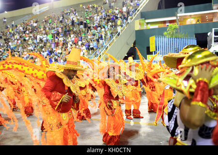 Sie erleben Tänzer, Musiker, Sänger und erstaunliche Kostüme bei der Samba-Parade im Sambodromo beim Karneval in Rio 2014. Brasilien 01.03 2014. Stockfoto