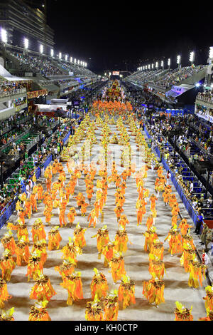 Die Vorbereitungen für die Samba Parade beginnen Monate im Voraus, da jede Samba-Schule Tausende von Unterstützern mobilisiert, die die verschiedenen Teile der Ausstellung der Schule gestalten werden. Brasilien 01.03 2014. Stockfoto