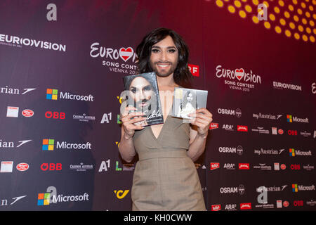 Die österreichische Sängerin Conchita Wurst wurde über ihre neu erschienene Platte und ihre Autobiografie interviewt und sagte der Presse: „Ich sehe mein Leben als Musical“ auf der Pressekonferenz in Wien (Gonzales Photo/Michael Hornbogen). Stockfoto