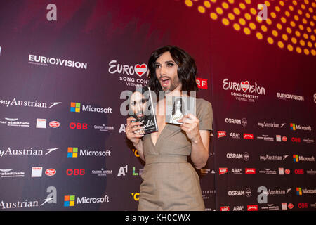 Die österreichische Sängerin Conchita Wurst wurde über ihre neu erschienene Platte und ihre Autobiografie interviewt und sagte der Presse: „Ich sehe mein Leben als Musical“ auf der Pressekonferenz in Wien (Gonzales Photo/Michael Hornbogen). Stockfoto