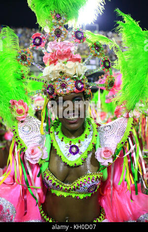 Eine lächelnde Tänzerin der Sambaschule Mangueira nimmt an einer beeindruckenden Show in der Parading Avenue des Sambodromo am Rio Carnival 2014 Teil. 03.03 2014. Stockfoto