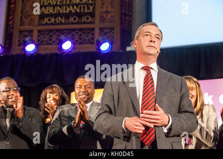 UKIP-Chef Nigel Farage versammelte sich mit Freunden der UK Independence Party bei einem öffentlichen Treffen der UKIP im Emmanuel Centre in London. UK 07/05.2014. Stockfoto