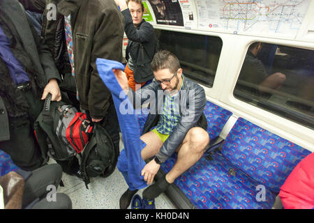 Und abseits der Hose geht es beim jährlichen „No Pants Subway Ride“ in London. Stockfoto