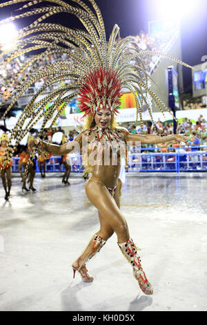 Ein Caprichosos de Pilares Samba-Schultänzer nimmt an der prestigeträchtigen Samba-Parade am Sambodromo beim Karneval in Rio 2014 Teil. Brasilien 02.03 2014. Stockfoto