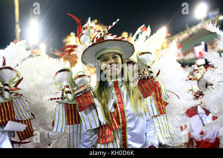 Eine lächelnde Tänzerin der Sambaschule São Clemente nimmt an einer beeindruckenden Show in der Parading Avenue des Sambodromo am Rio Carnival 2014 Teil. 03.03 2014. Stockfoto