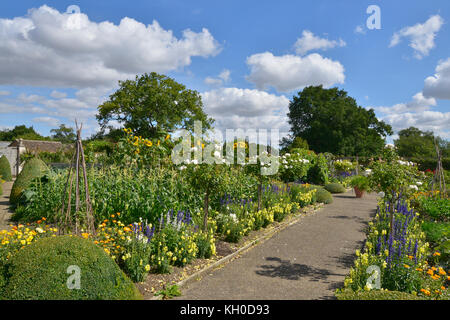 Ein großer Gemüsegarten mit gemischten Anbau von Gemüse und Blumen Stockfoto