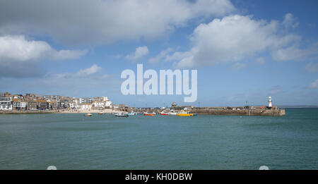 Der Hafen von St Ives mit smeatons Pier und Leuchtturm Stockfoto