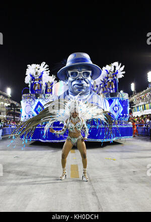 Eine Tradição Samba Muse tanzt zu den mitreißenden Klängen Samba in Rio de Janeiros Sambodromo bei der großen Schulparade am Rio Carnical 2014. 02.03 2014. Stockfoto