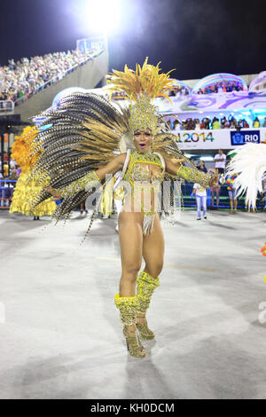 Samba Samba Samba und viel „riiiiiiiiitmo“ – es ist Karneval in Rio wie hier am Sambodromo, wo Samboboschule Tradição die Parading Avenue umgeht. Brasilien 02.03 2014. Stockfoto