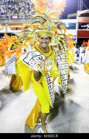 Samba-Tänzer der Samba-Schule von Tradição umziehen das Sambodromo mit Kostümen, die von den mysteriösen Amazonas inspiriert sind. Brasilien 02.03 2014. Stockfoto