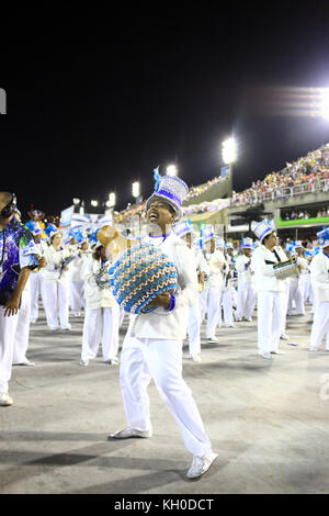 Ein Teilnehmer und Musiker setzt den Rhythmus der diesjährigen Sambo-Schulparade Tradição Sambodromo beim Karneval von Rio 2014. Brasilien 02.03 2014. Stockfoto