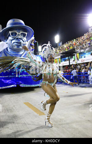 Samba School Tradição Paraden das Sambodromo mit einer beeindruckenden Figur in der traditionellen Farbe blau und weiß und mit einer schönen Samba Muse tanzen vor. Brasilien 02.03 2014. Stockfoto