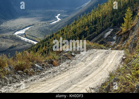 Malerischer Blick auf steile kurvenreiche Kies Berg Straße durch den Pass, Teil des Berges Serpentine, vorbei an den Hang des Berges, das Tal bel Stockfoto