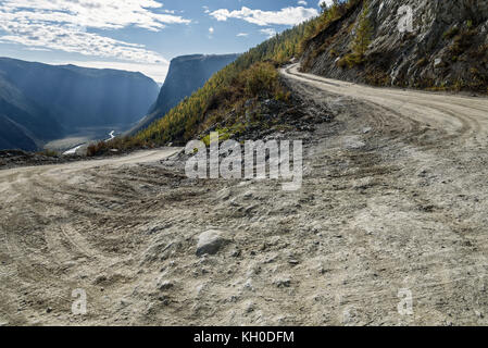 Malerischer Blick auf steile kurvenreiche Kies Berg Straße durch den Pass, Teil des Berges Serpentine, vorbei an den Hang des Berges, das Tal bel Stockfoto