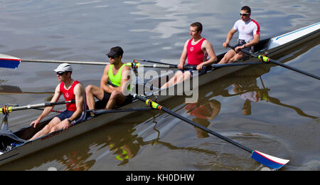 Vier Mann Besatzung während des Trainings auf dem Manchester Ship Canal in Salford Quays ruht, Großbritannien Stockfoto