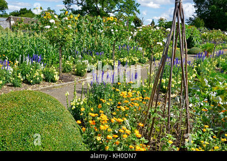 Ein großer Gemüsegarten mit gemischten Anbau von Gemüse und Blumen mit Salvia, Ringelblumen und antirrhinums Stockfoto