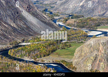 Die malerische herbstliche Top Aussicht auf Berge, Klippen und schönen Windungen des Flusses in einem Tal zwischen den Bergen Stockfoto