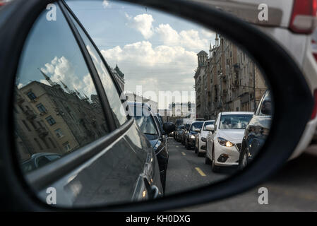Städtische Szene mit Stau auf einer Straße in der Stadt in der Rush Hour in einem Auto Spiegel Stockfoto