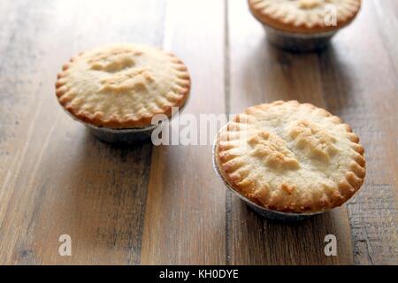 In der Nähe von drei Mince Pies in Folie Fälle, traditionelle Weihnachten Dessert Stockfoto