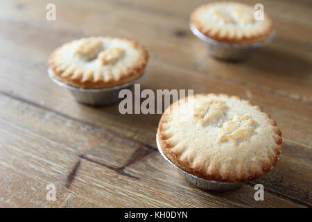 In der Nähe von drei Mince Pies in Folie Fälle, traditionelle Weihnachten Dessert Stockfoto