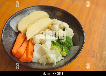 Gedünstetes Gemüse in schwarze Platte Stockfoto