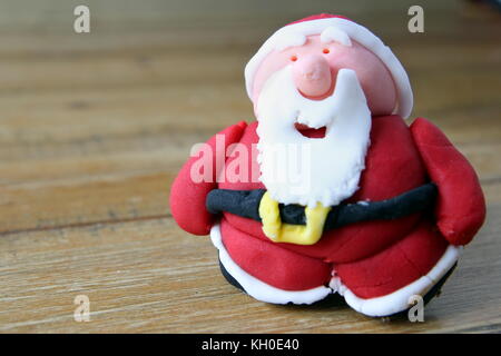 Nahaufnahme der hausgemachten sugarcraft Weihnachtsmann, oder Santa Claus, von Vereisung oder Fondant, ein weihnachtskuchen zu verzieren Stockfoto