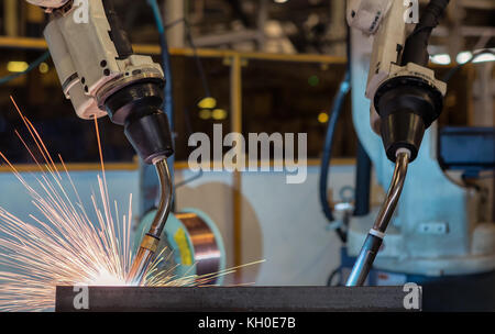 - Nahaufnahme team Roboter schweißen Montage Teil in Car Factory Stockfoto