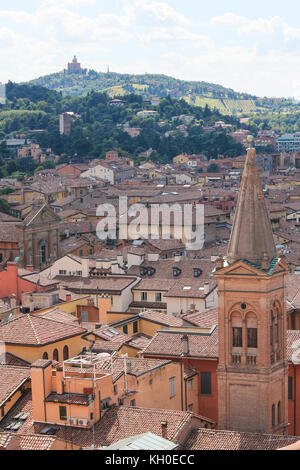 Blick auf das Zentrum von Bologna, Emilia Romagna, Italien, einschließlich das Heiligtum der Madonna di San Luca auf dem Hügel in der Ferne. Stockfoto