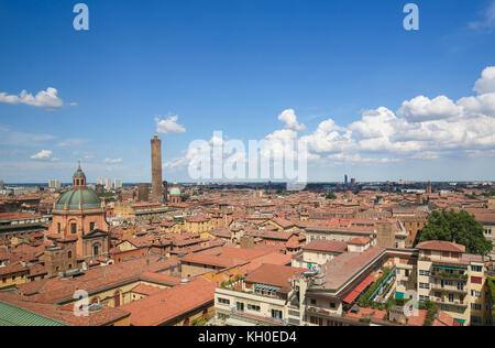 Blick von der Basilika di San Petronio im Zentrum von Bologna, Emilia Romagna, Italien, mit der berühmten Due Torri und die Kuppel des Santuario de Santa m Stockfoto