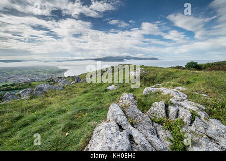 Blick von der Großen Ormes Head mit Blick über die Mündung des Flusses Conwy Conwy in Richtung der Berge Stockfoto