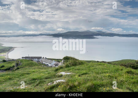 Blick von der Großen Ormes Head mit Blick über die Mündung des Flusses Conwy Conwy in Richtung der Berge Stockfoto