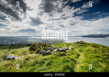 Blick von der Großen Ormes Head mit Blick über die Mündung des Flusses Conwy Conwy in Richtung der Berge Stockfoto