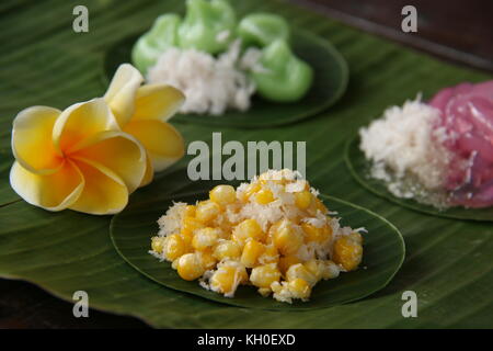 Urap jagung, traditionellen balinesischen Snack von Zuckermais Kernel mit Kokosraspeln und Zucker Stockfoto