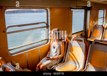 Frau in Fähre reisen Stockfoto