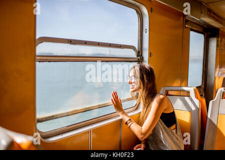 Frau in Fähre reisen Stockfoto