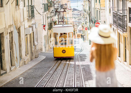 Frau in Lissabon reisen, Portugal Stockfoto