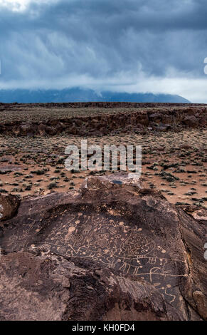 Sky Rock, einen Blick gen Himmel Serie von petroglyphen von der Paiute-Shoshone Inder vor Tausenden von Jahren links, sitzt, bevor die Berge der Sierra Nevada. Stockfoto