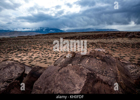 Sky Rock, einen Blick gen Himmel Serie von petroglyphen von der Paiute-Shoshone Inder vor Tausenden von Jahren links, sitzt, bevor die Berge der Sierra Nevada. Stockfoto