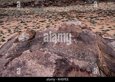 Sky Rock, einen Blick gen Himmel Serie von petroglyphen von der Paiute-Shoshone Inder vor Tausenden von Jahren links, sitzt, bevor die Berge der Sierra Nevada. Stockfoto