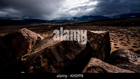 Sky Rock, einen Blick gen Himmel Serie von petroglyphen von der Paiute-Shoshone Inder vor Tausenden von Jahren links, sitzt, bevor die Berge der Sierra Nevada. Stockfoto